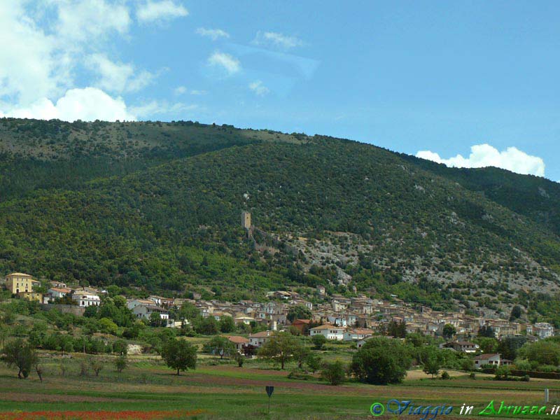 02-P1040008+.jpg - 02-P1040008+.jpg - Panorama del borgo, dominato dal castello-recinto di difesa medievale.